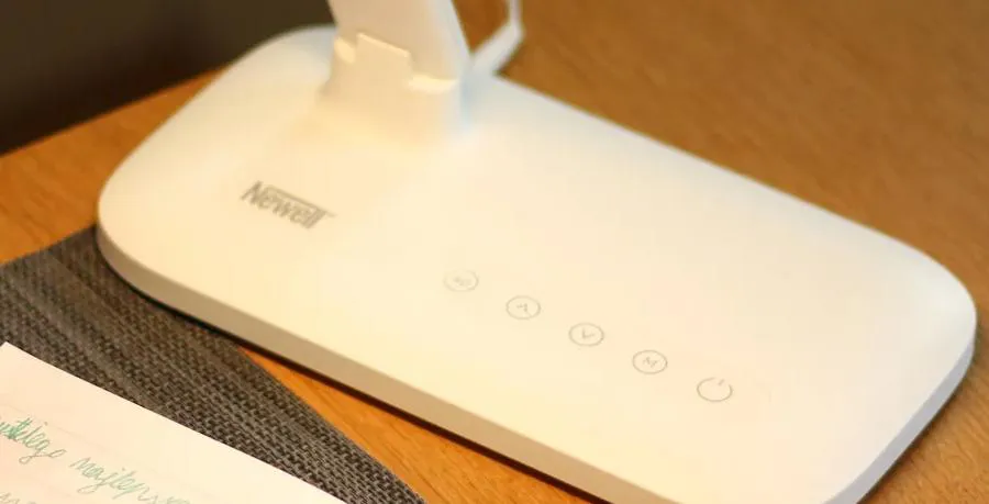 Lampka biurkowa LED Newell Sundesk NH003 biała